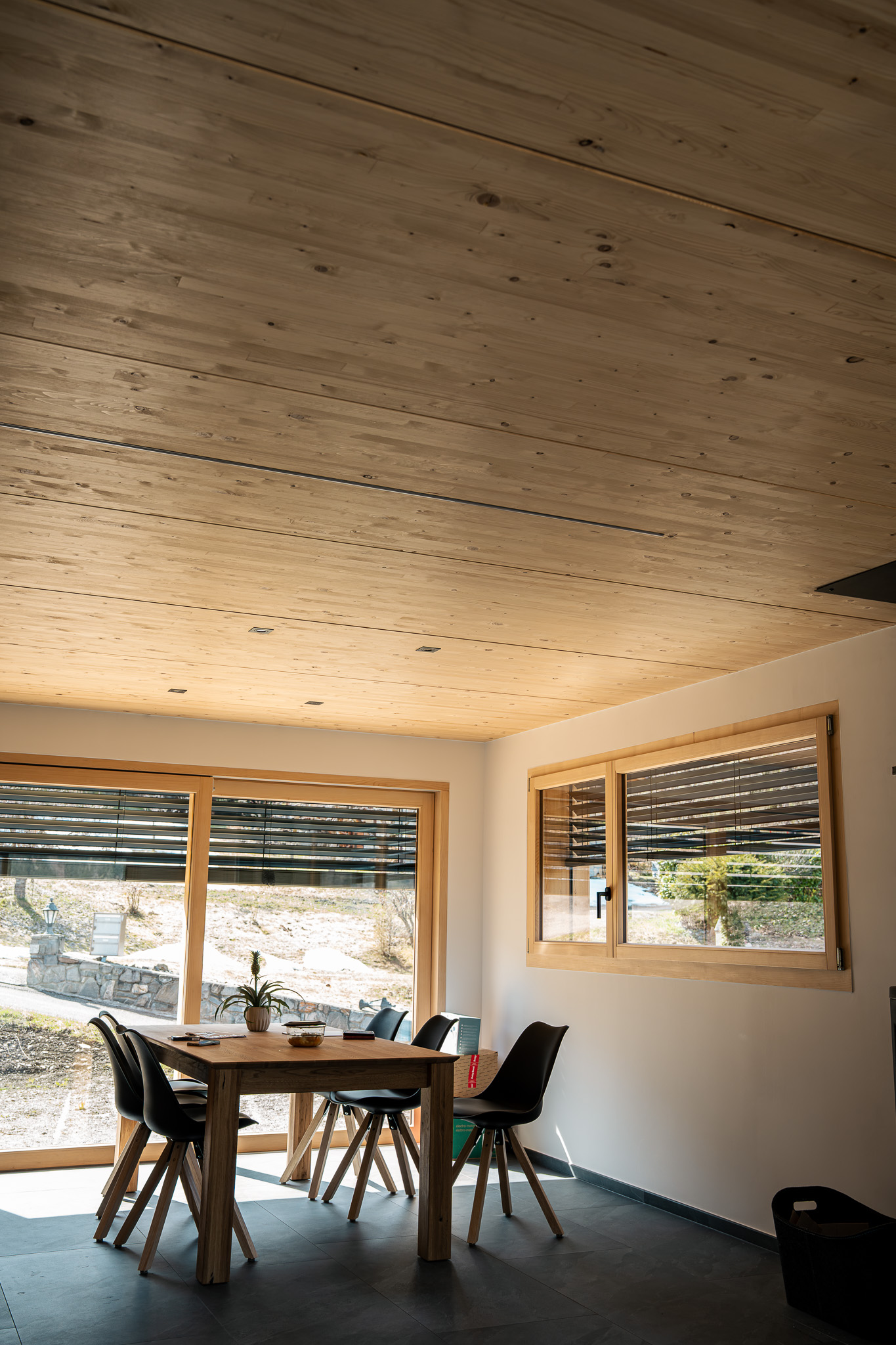 Salle à manger avec plafond bois
