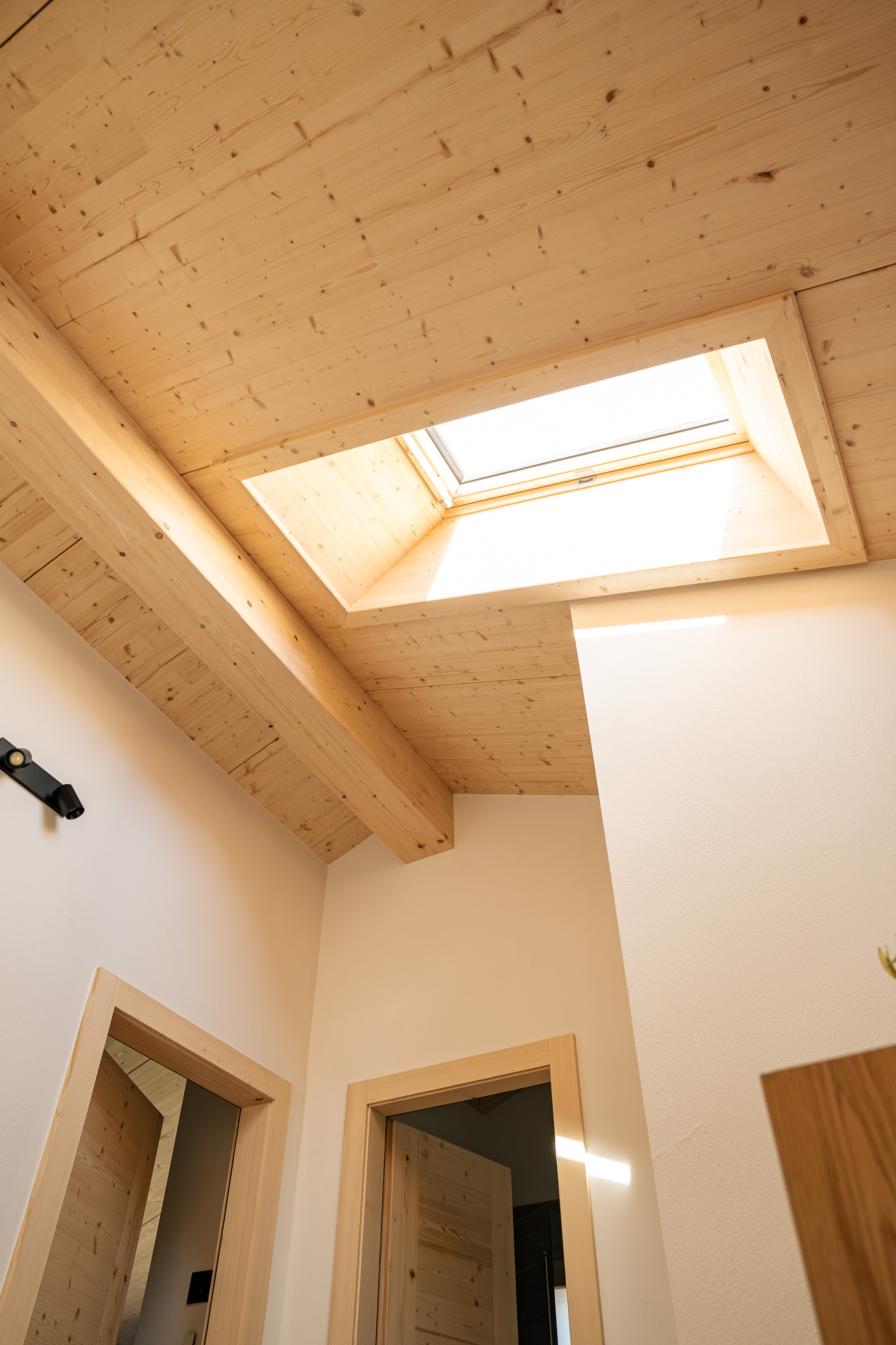 Couloir puits de lumière plafond bois