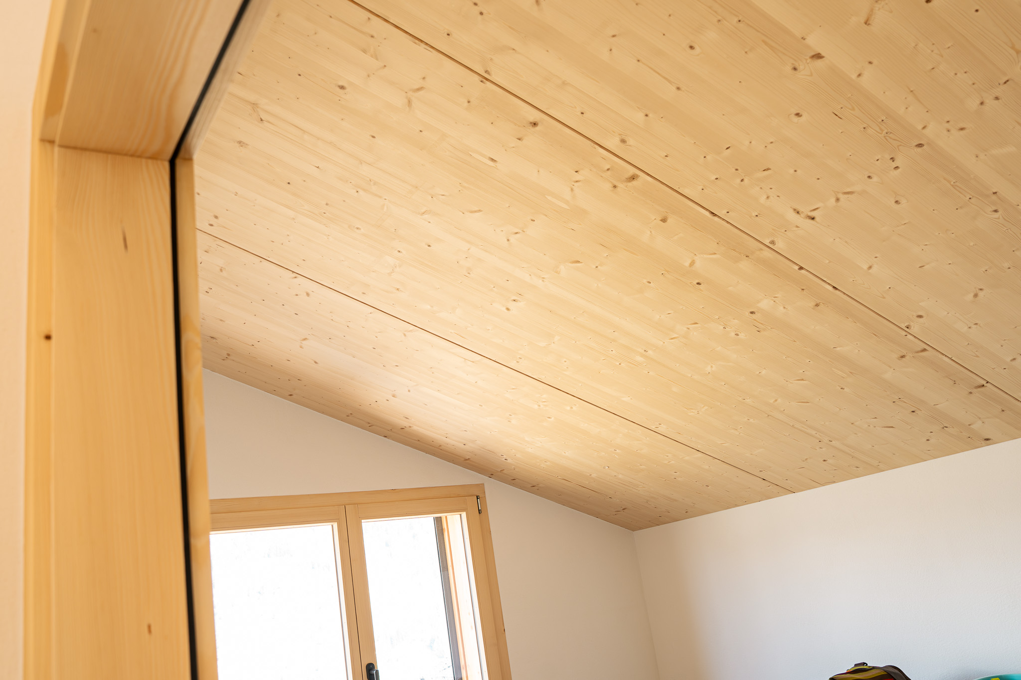 Plafond lambrissé en bois neuf