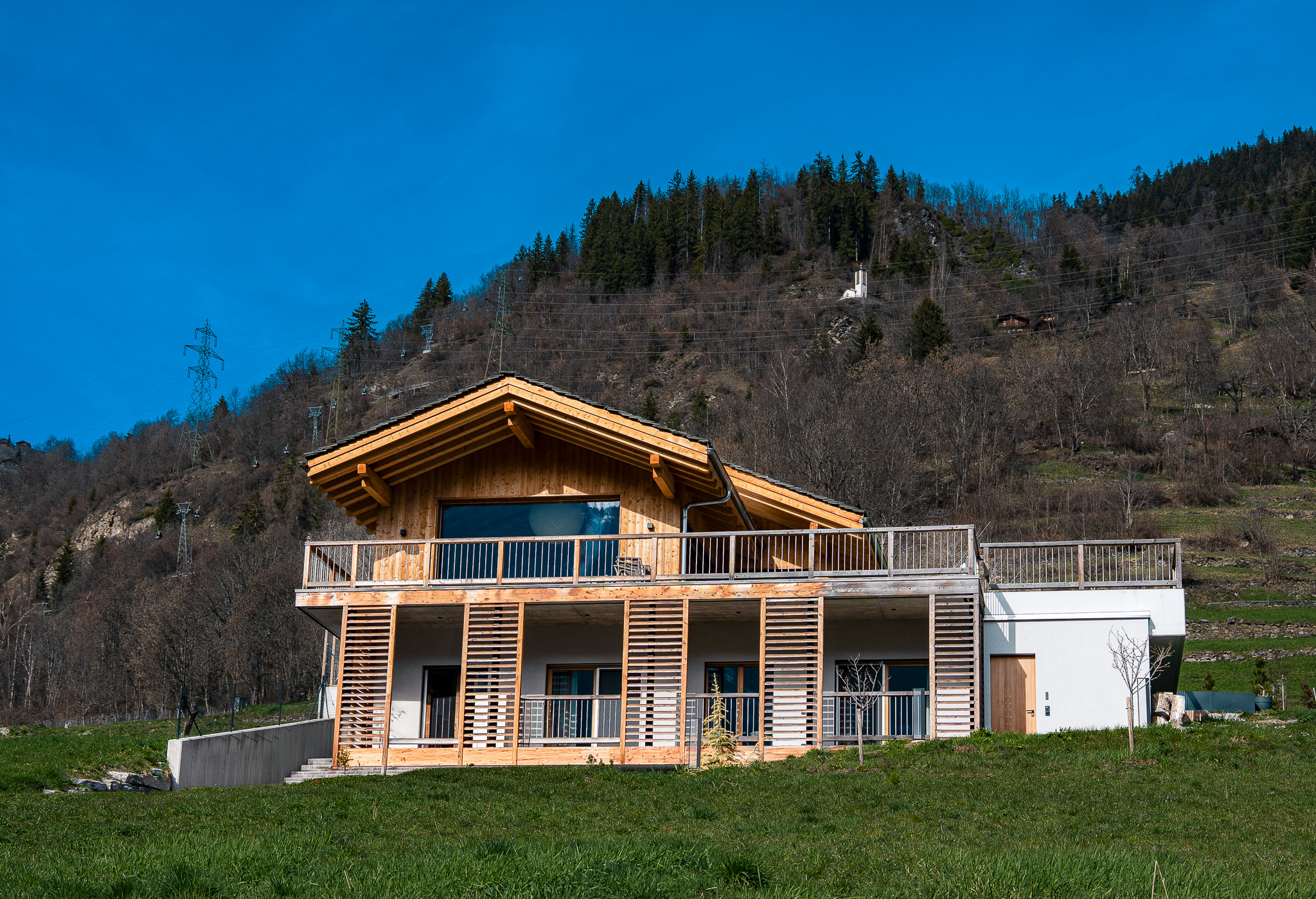 Chalet moderne dans une prairie
