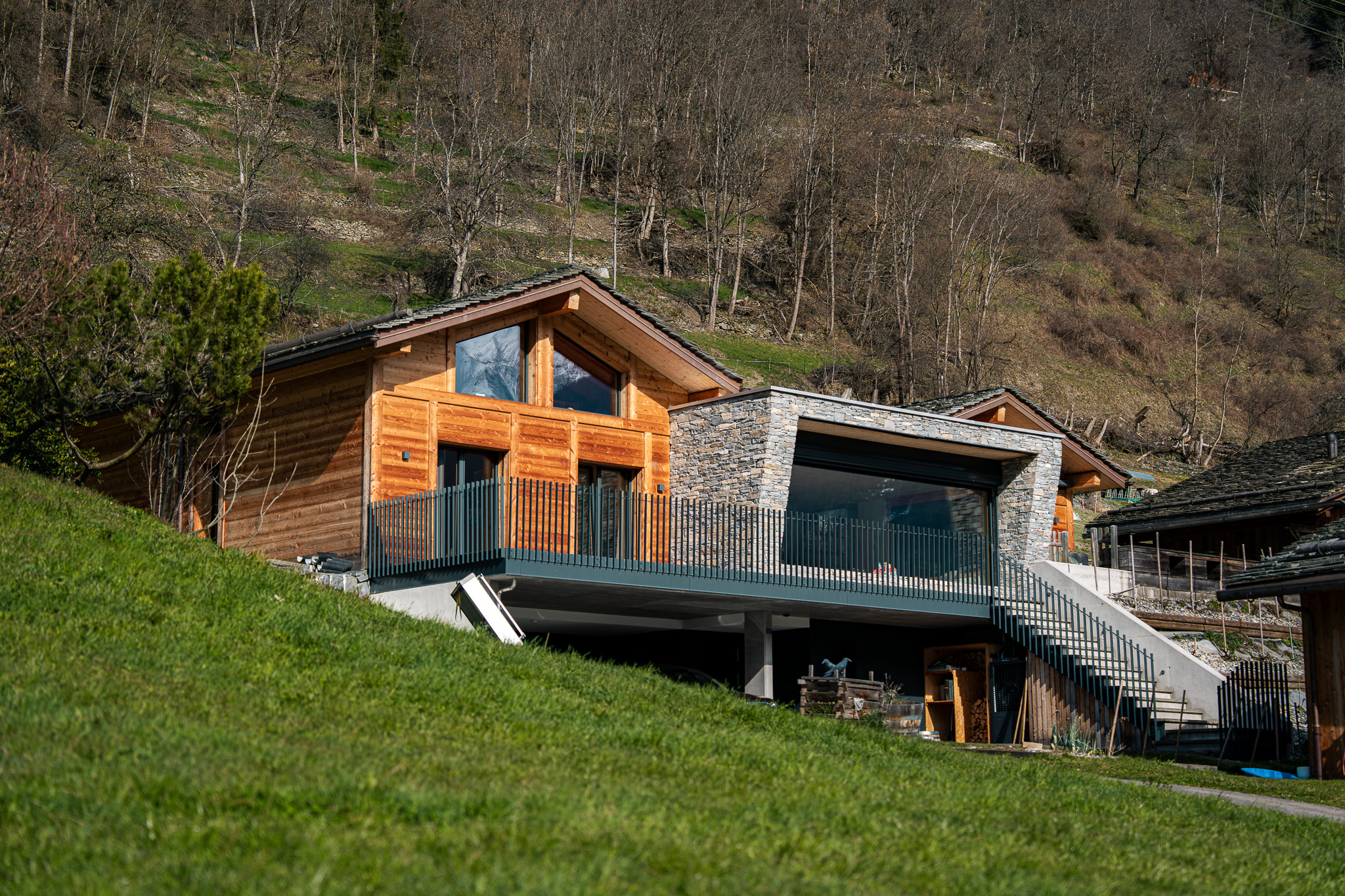 Chalet bois et pierre à flanc de coteau