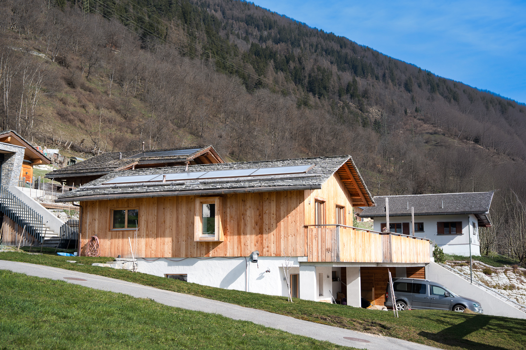 Chalet bois clair sur coteau