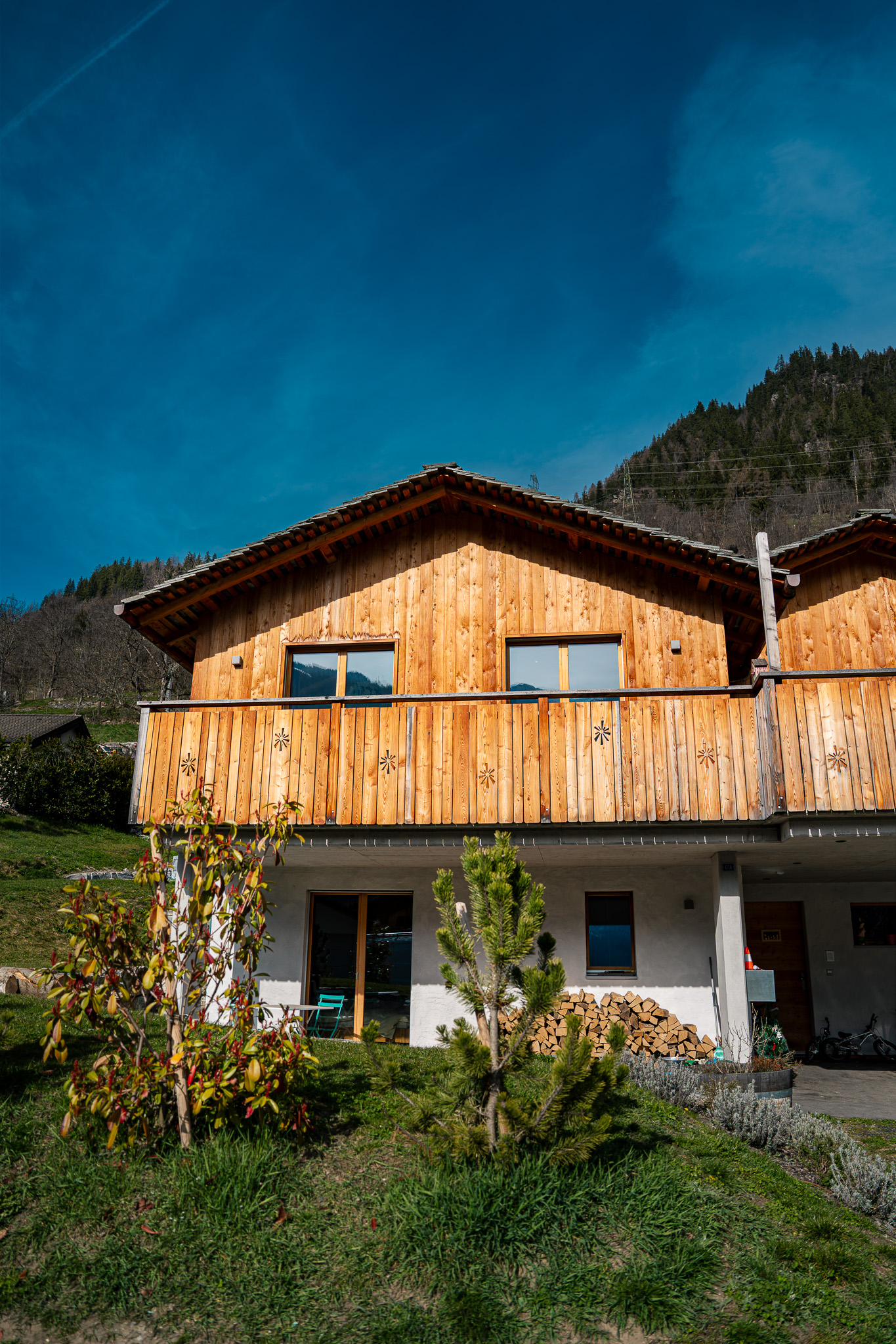 Chalet avec balcon et rosettes décoratives