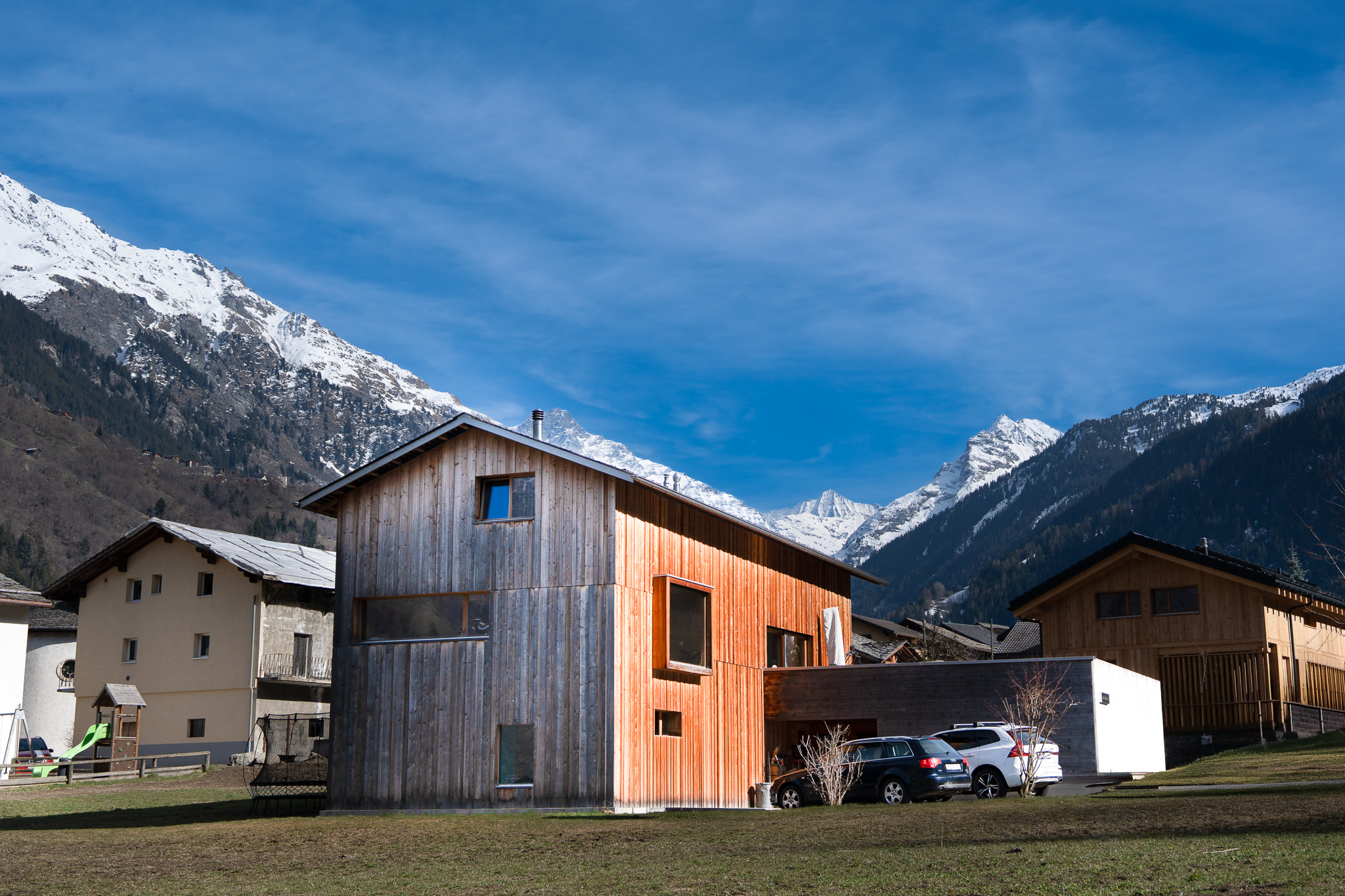 Bâtiment bardage gris et bois neuf
