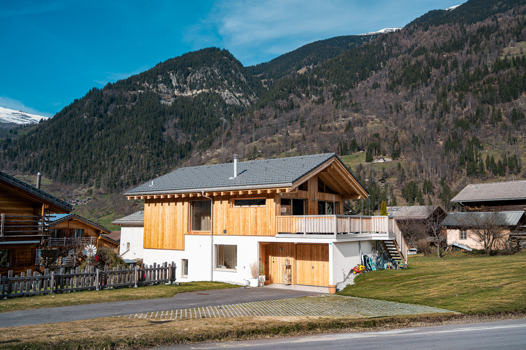 Chalet village avec escalier extérieur