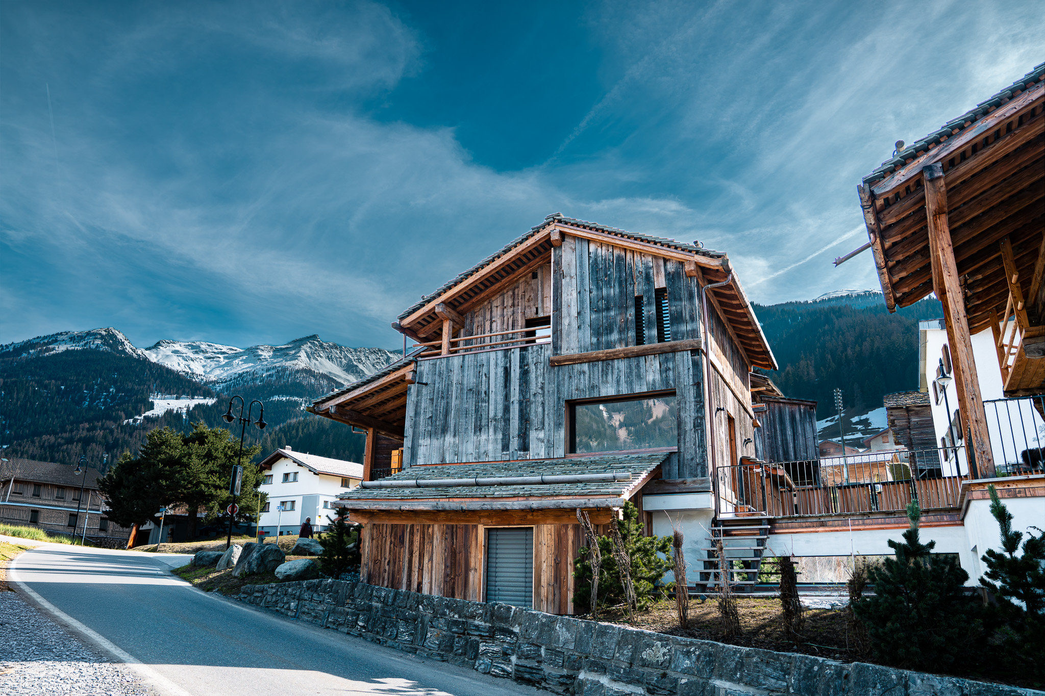 Chalet vieux bois vue sur les montagnes
