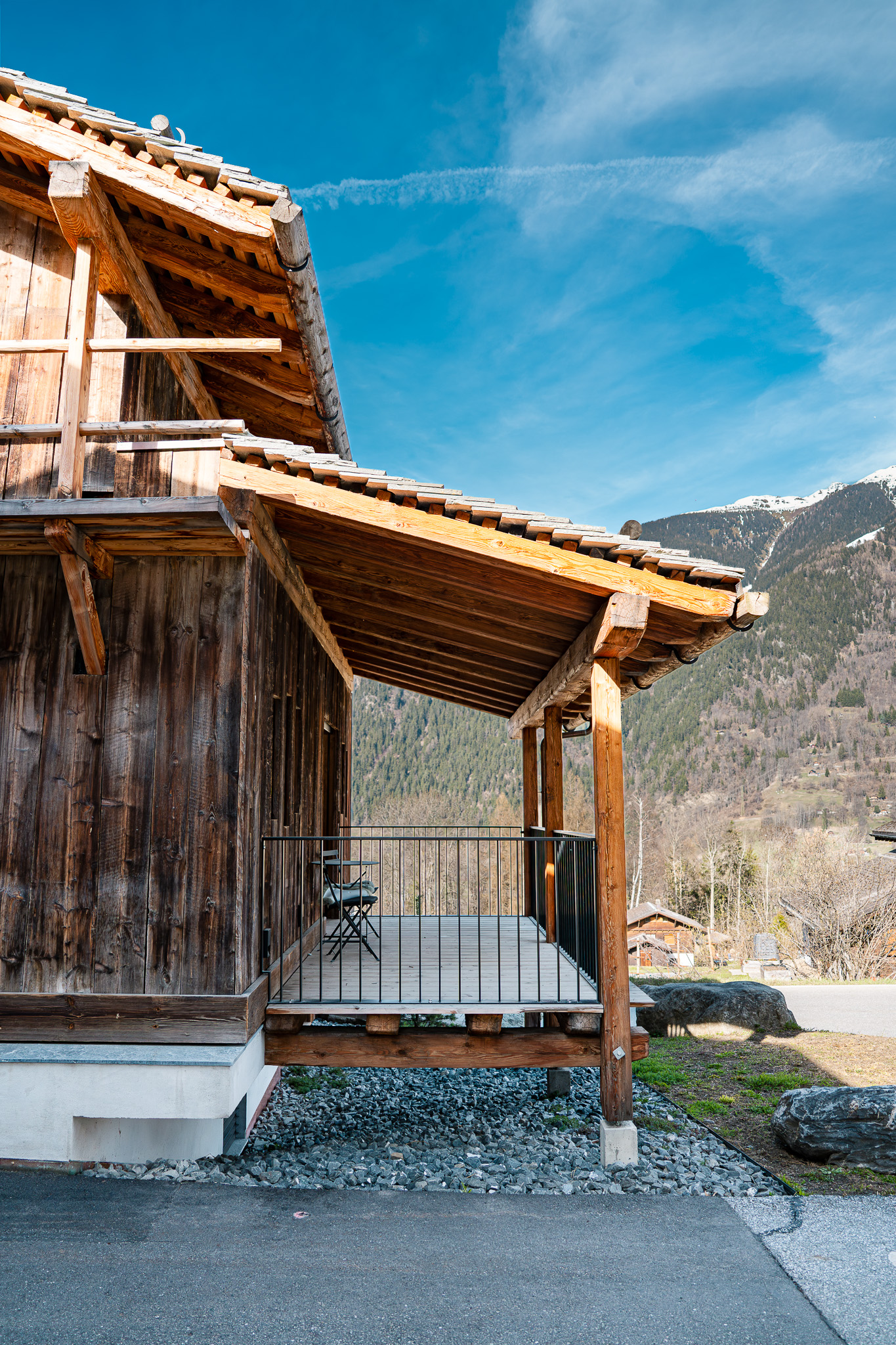 Terrasse couverte en bois ancien