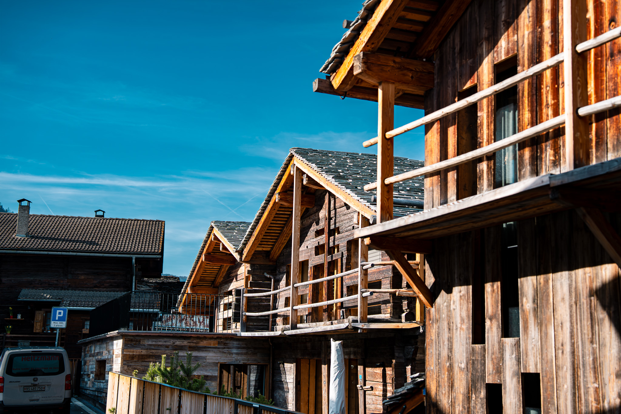 Bâtiments village avec balcons en bois