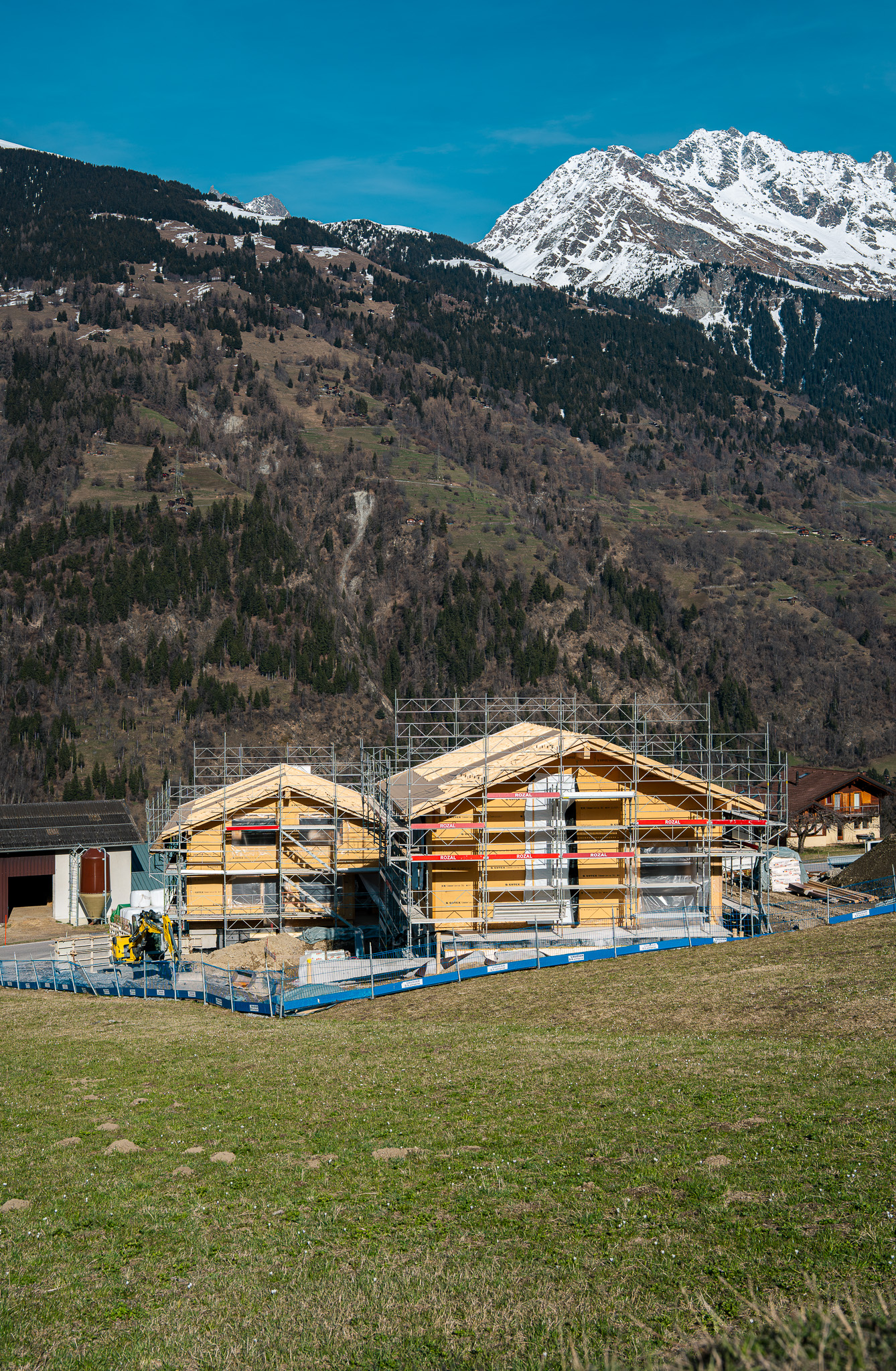 Deux chalets jumeaux en construction